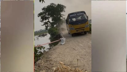 The water level of Saryu River in Gorakhpur is continuously rising. 7 villages have been surrounded by water