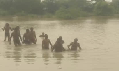 ग्रामीणों ने एक को बचाया