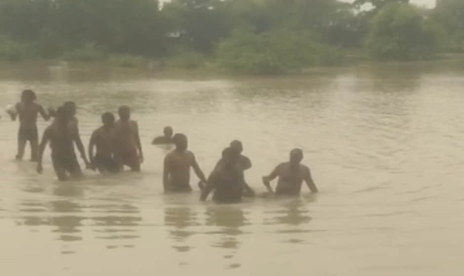 ग्रामीणों ने एक को बचाया
