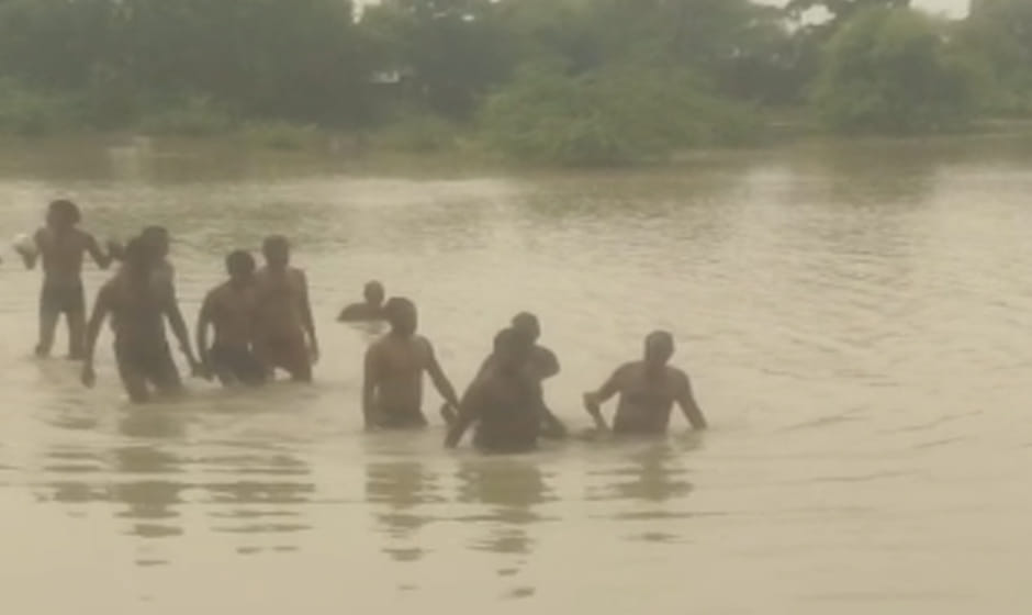 ग्रामीणों ने एक को बचाया