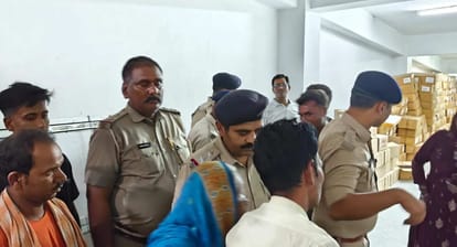 जांच करती पुलिस अधिकारी