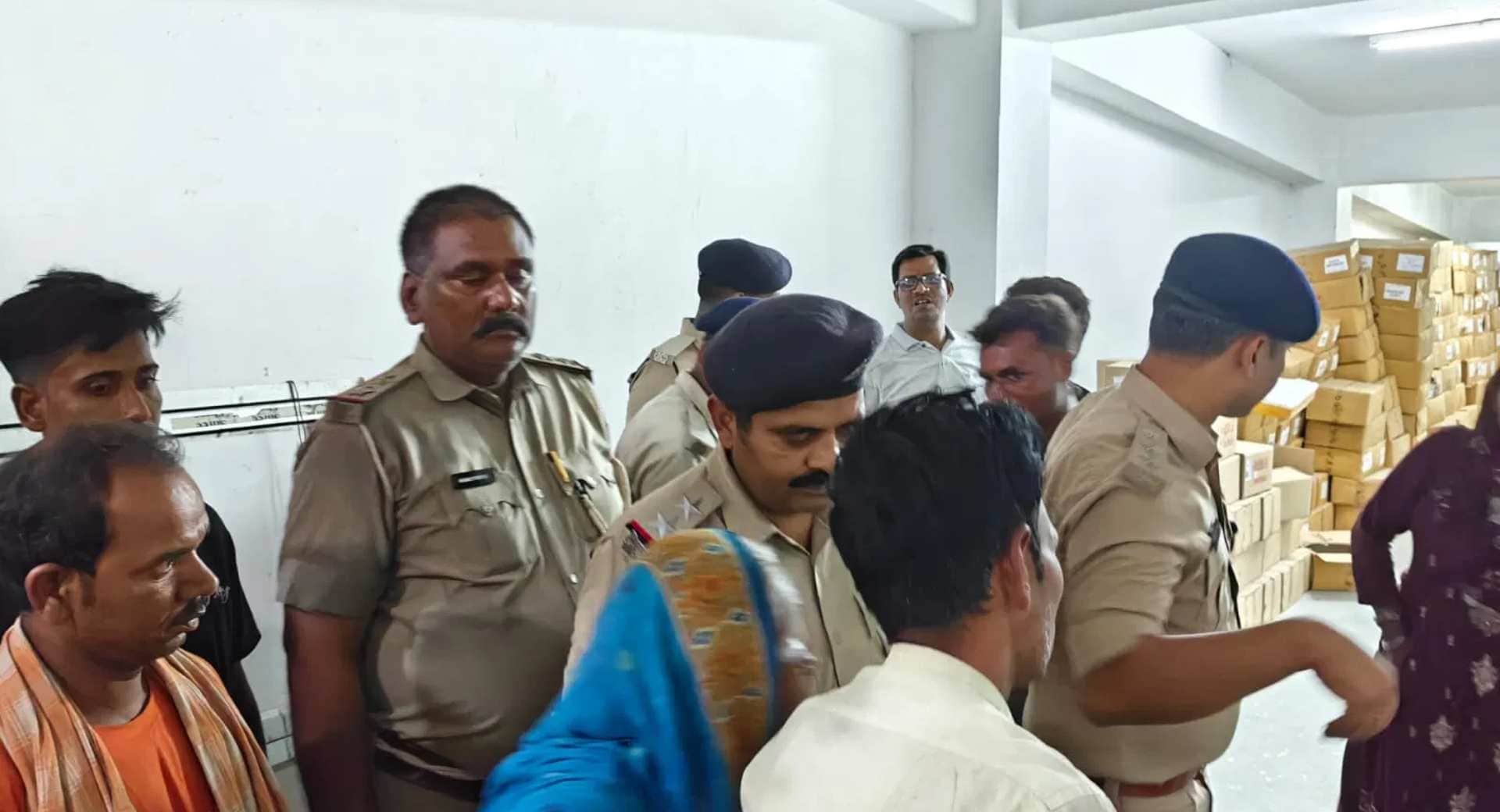 जांच करती पुलिस अधिकारी