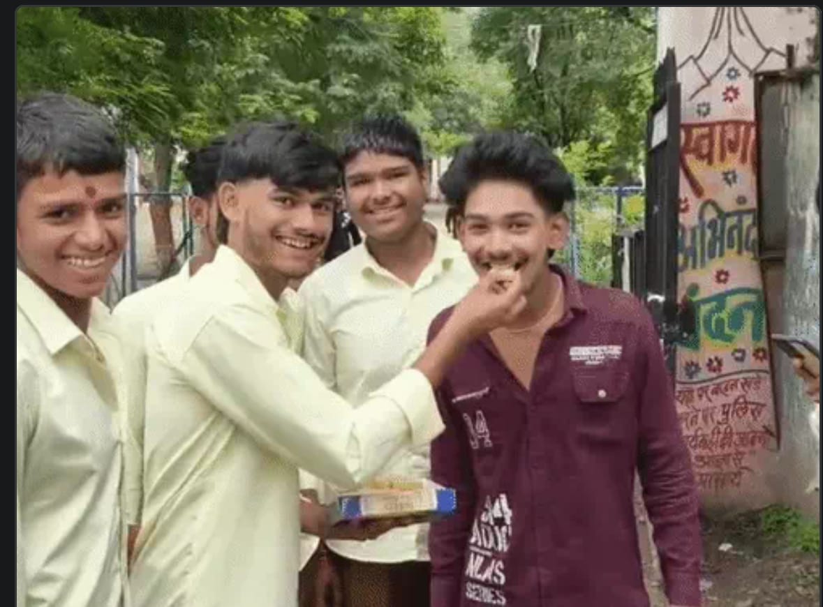 जेन-अल्फा ने मिठाई बांटकर मनाई खुशियां