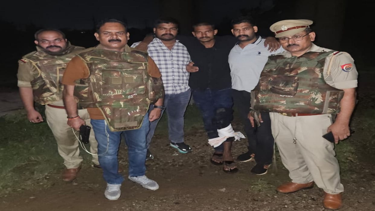 Police and SOG clash with criminals in Kokhraj; four arrested.
