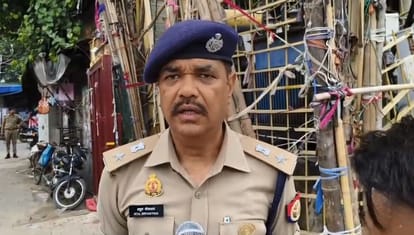 जानकारी देते पुलिस अधिकारी