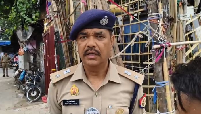 जानकारी देते पुलिस अधिकारी