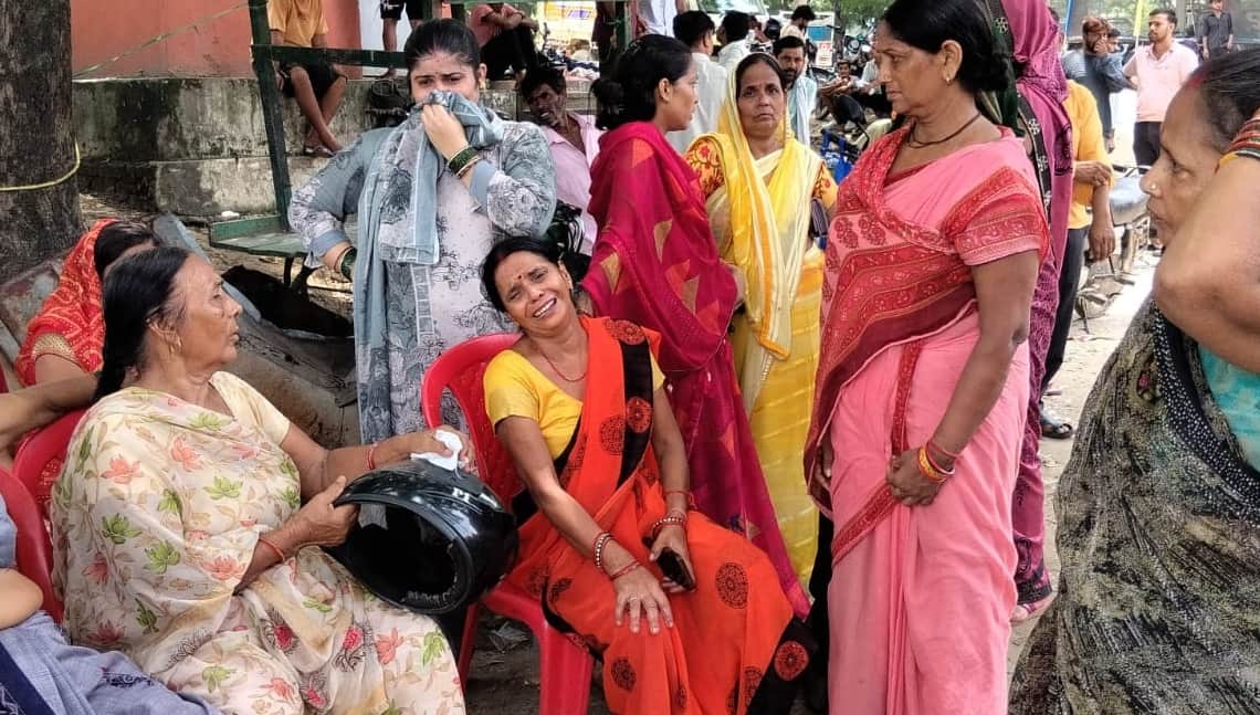 रोते बिलखते परिजन