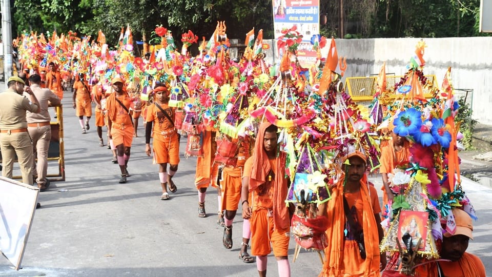 मुरादाबाद से गुजरते कांवड़िये