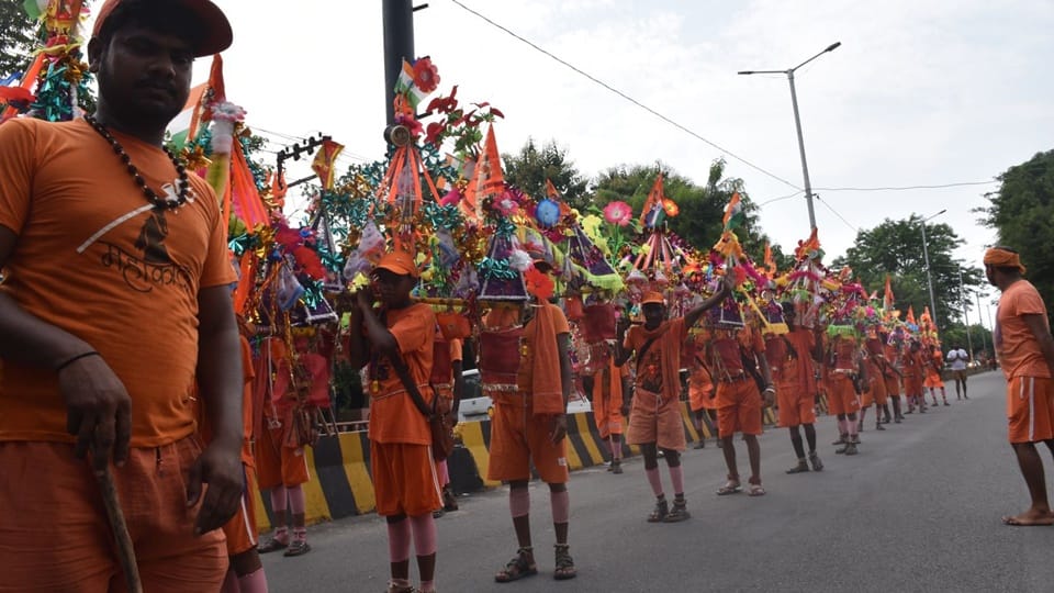 Moradabad: Zero traffic on the highway on the last Monday of Sawan; both lanes reserved for Kanwariyas