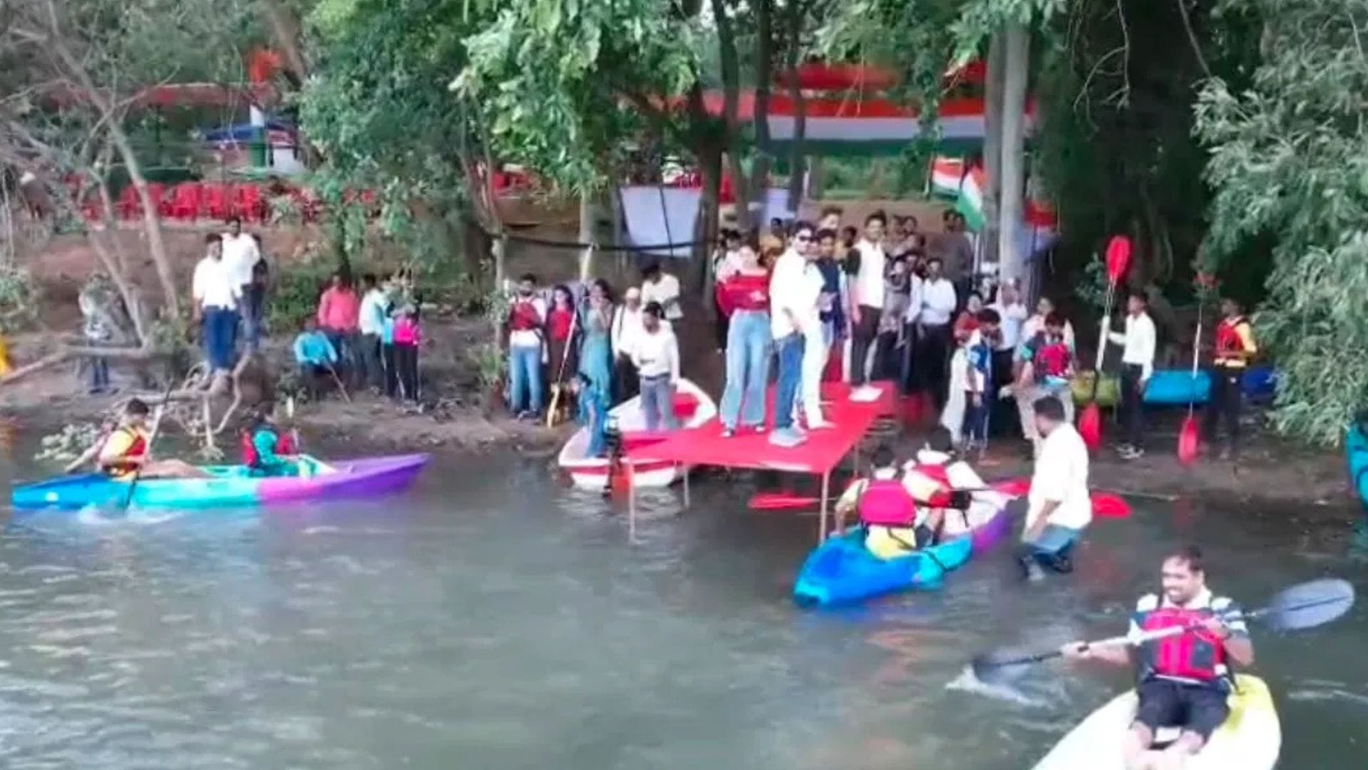 कयाकिंग का रोमांच लेते सैलानी