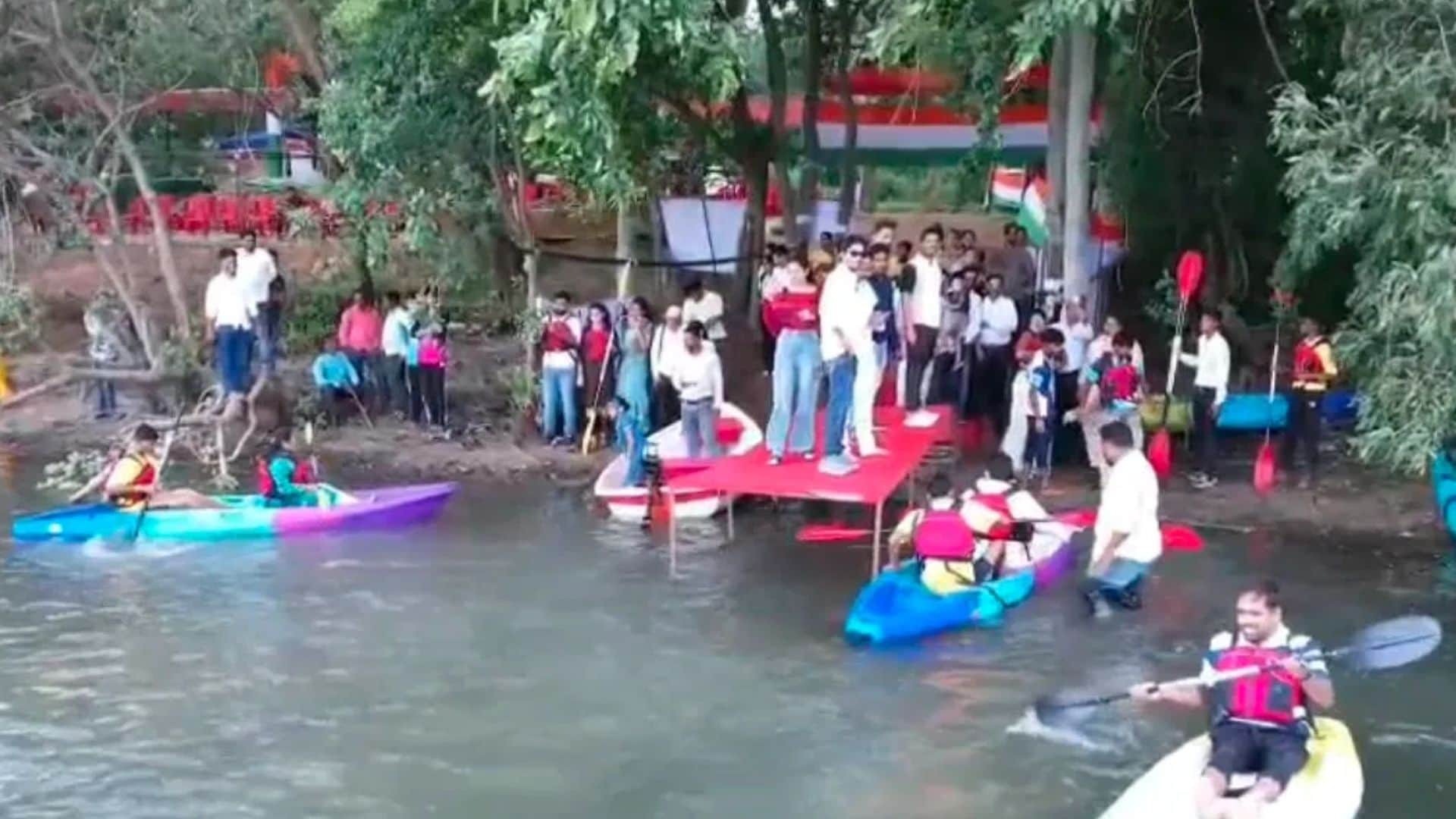 कयाकिंग का रोमांच लेते सैलानी