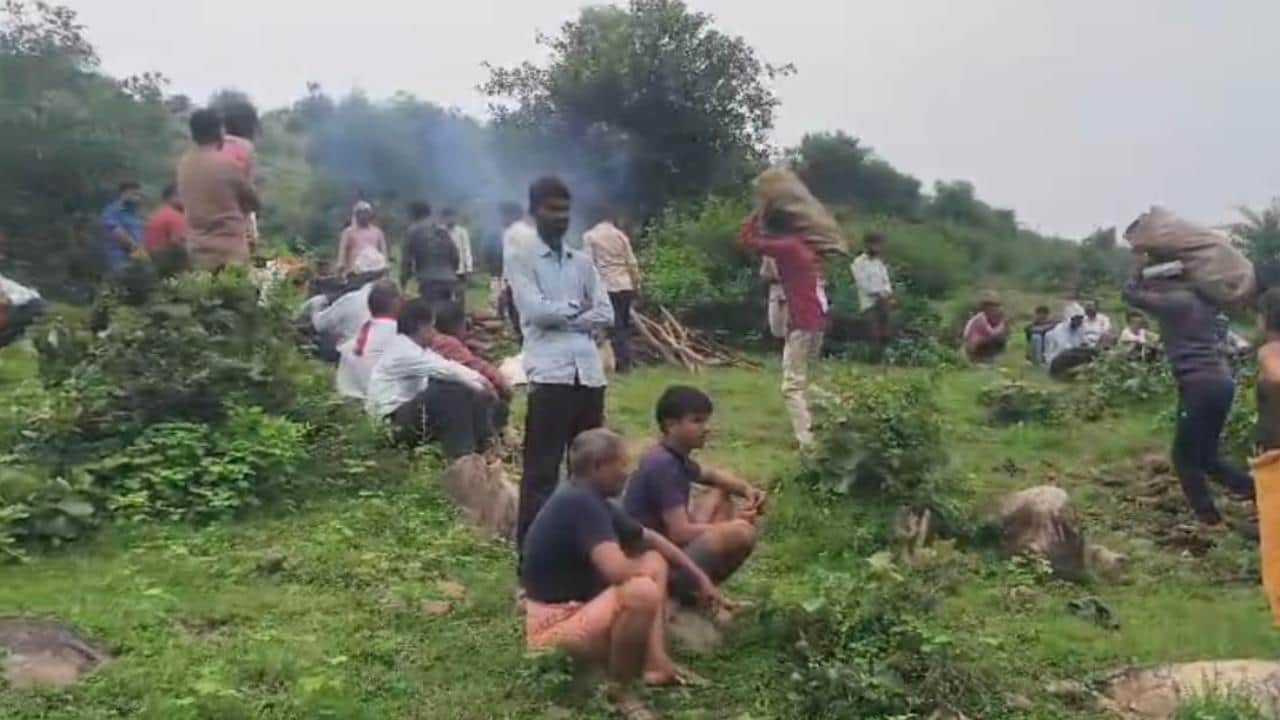 खुले में अंतिम संस्कार करते परिजन।