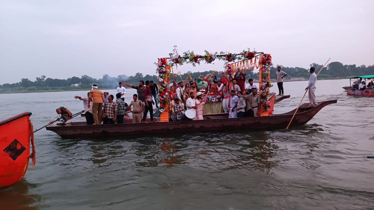 maheshwar kashi vishwanath narmada boat ride two shiv dolas milan