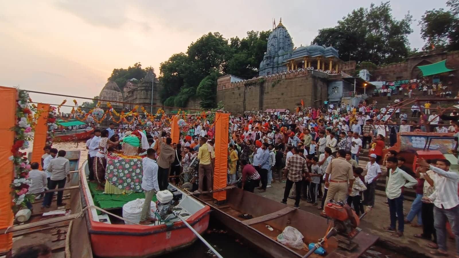 maheshwar kashi vishwanath narmada boat ride two shiv dolas milan
