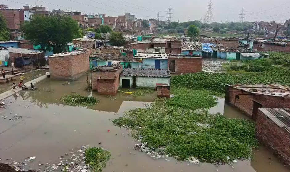मकानों में घुसा पानी