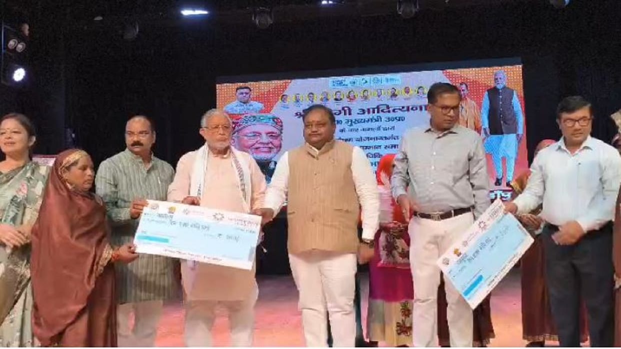 Minister distributes honorarium hike cheques to cooks in Shahjahanpur