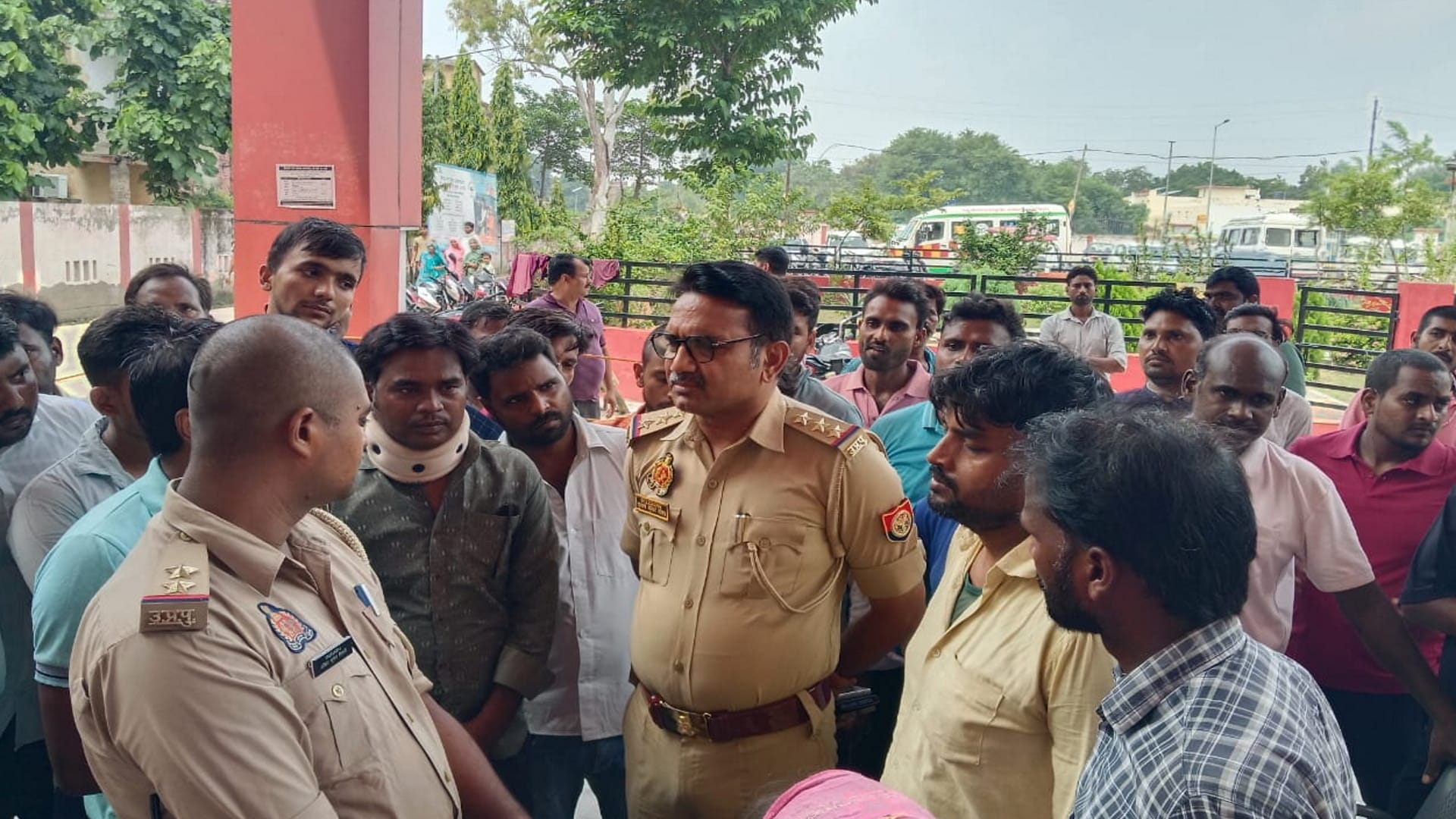 प्रसव के बाद महिला की मौत के बाद आक्रोशित परिजनों को समझाती पुलिस।