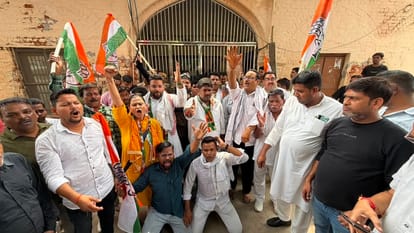 प्रदर्शन करते कांग्रेसी।