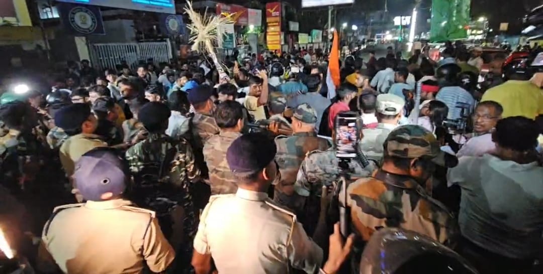 पूर्व की एक तस्वीर में छात्र आंदोलन के दौरान कुछ इस तरह छात्रों की भीड़ उमड़ी थी।