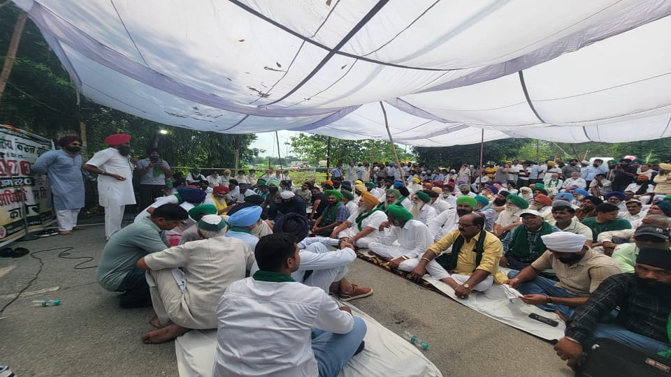 Farmers' protest intensifies in Rudrapur; they remain camped at the Collectorate for the third day