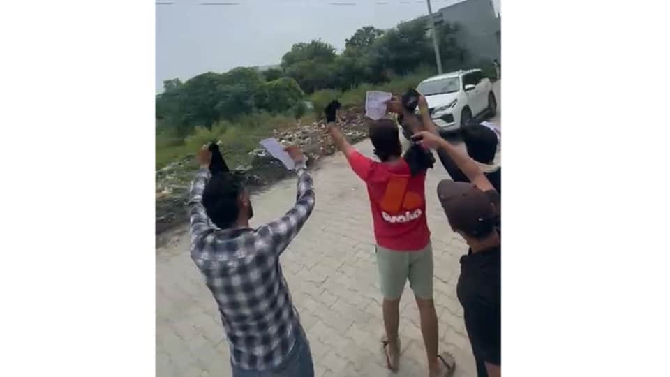 Members of the Ror community showed black flags to Minister Krishan Panwar in Mathana village, Kurukshetra