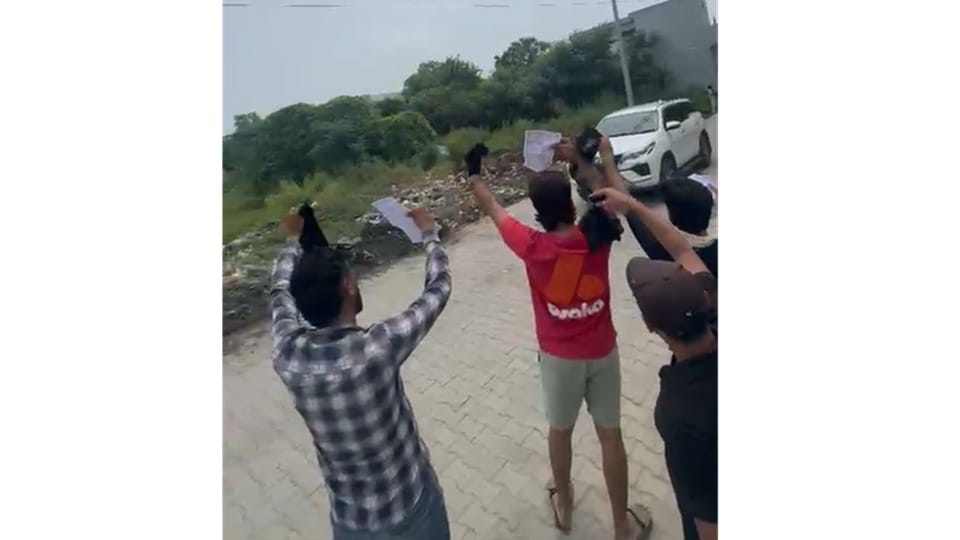 Members of the Ror community showed black flags to Minister Krishan Panwar in Mathana village, Kurukshetra
