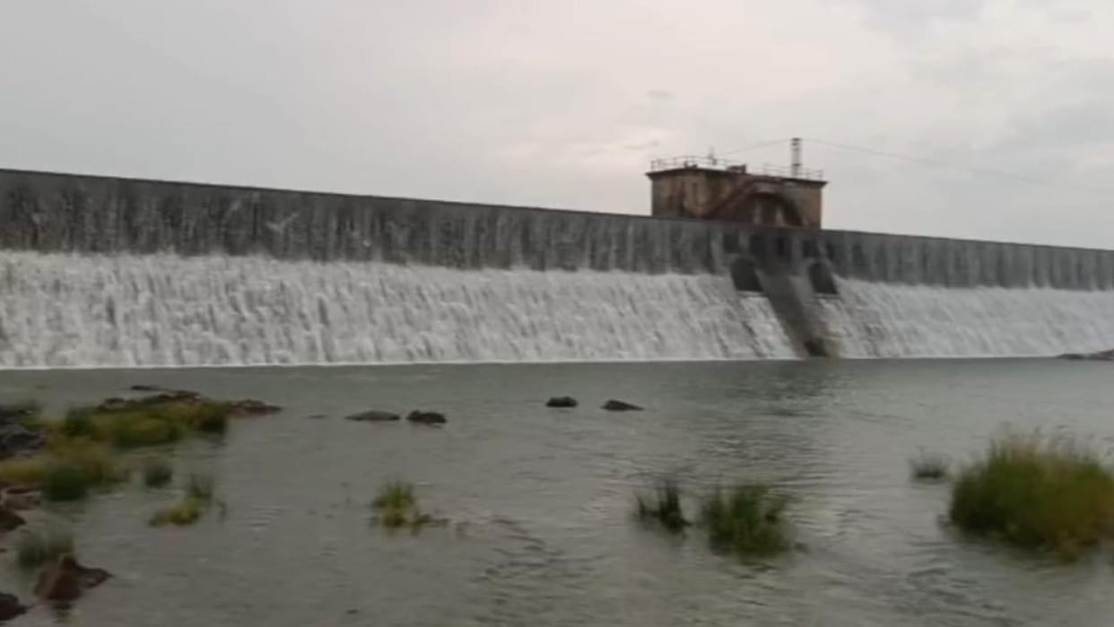 Jhansi: 1,600 cusecs of water was released from Sukuwan and 2,202 cusecs from Parichha.