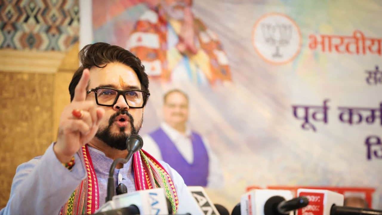 सांसद अनुराग ठाकुर संबोधित करते हुए।