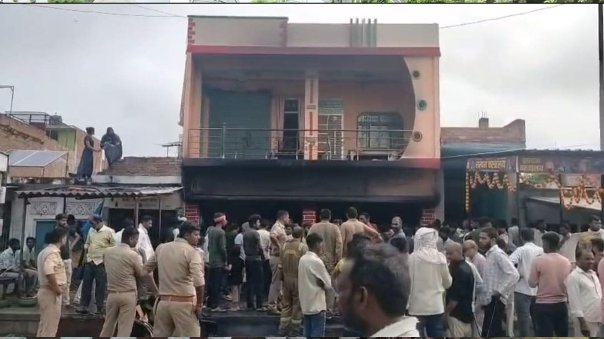 दुकान में लगी आग बुझाने पहुंचे दमकलकर्मी