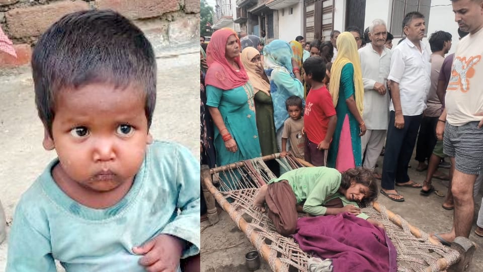 दो साल के रोहित की फाइल फोटो और बिलखती मां।