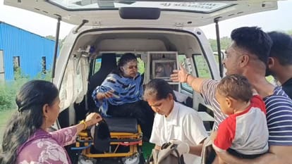 थाने पहुंची महिला दीपिका ठाकुर ने अचानक खुद पर ज्वलनशील पदार्थ छिड़ककर आग लगा ली।