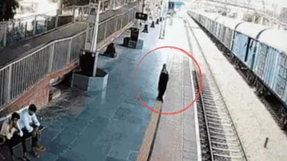दौसा रेलवे स्टेशन पर ट्रेन आने की इंतजार में खड़ी महिला