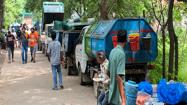 Sanitation workers in Kurukshetra stopped their tipper trucks and staged a sit-in protest