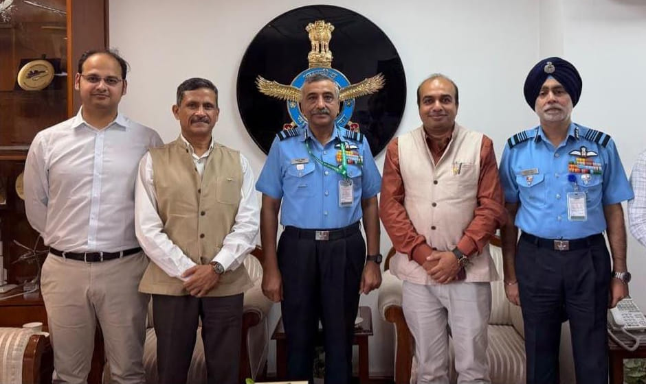 वायुसेना के अधिकारियों के साथ आईआईटी कानपुर के प्रोफेसर