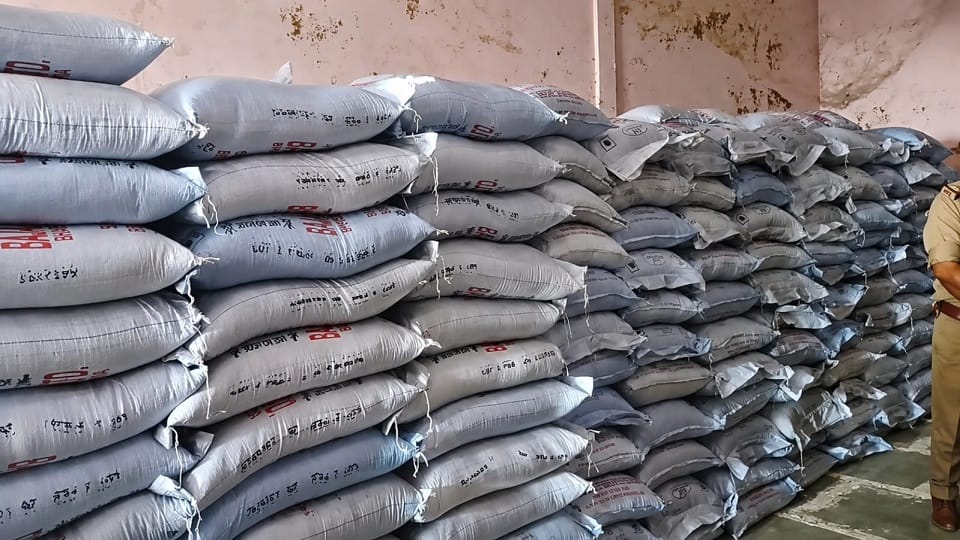 यमुना रोड स्थित व्यापारी अर्पित के गोदाम में रखे चीनी के बोरे। संवाद