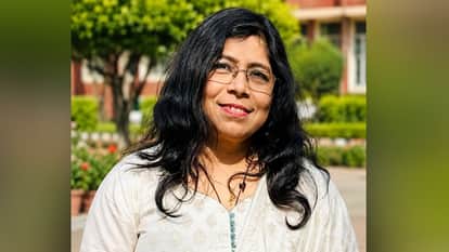 Principal caught accepting a bribe: Vandana Singh, a former manager at Parag Dairy, was taking the bribe