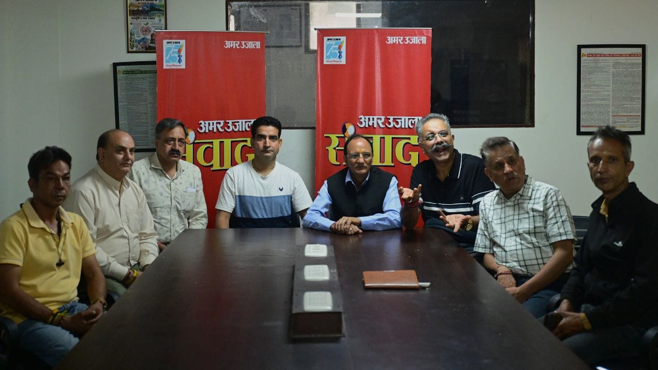 अमर उजाला संवाद में शिमला के पर्यटन और कारोबार की चुनौतियों पर चर्चा करते कारोबारी।