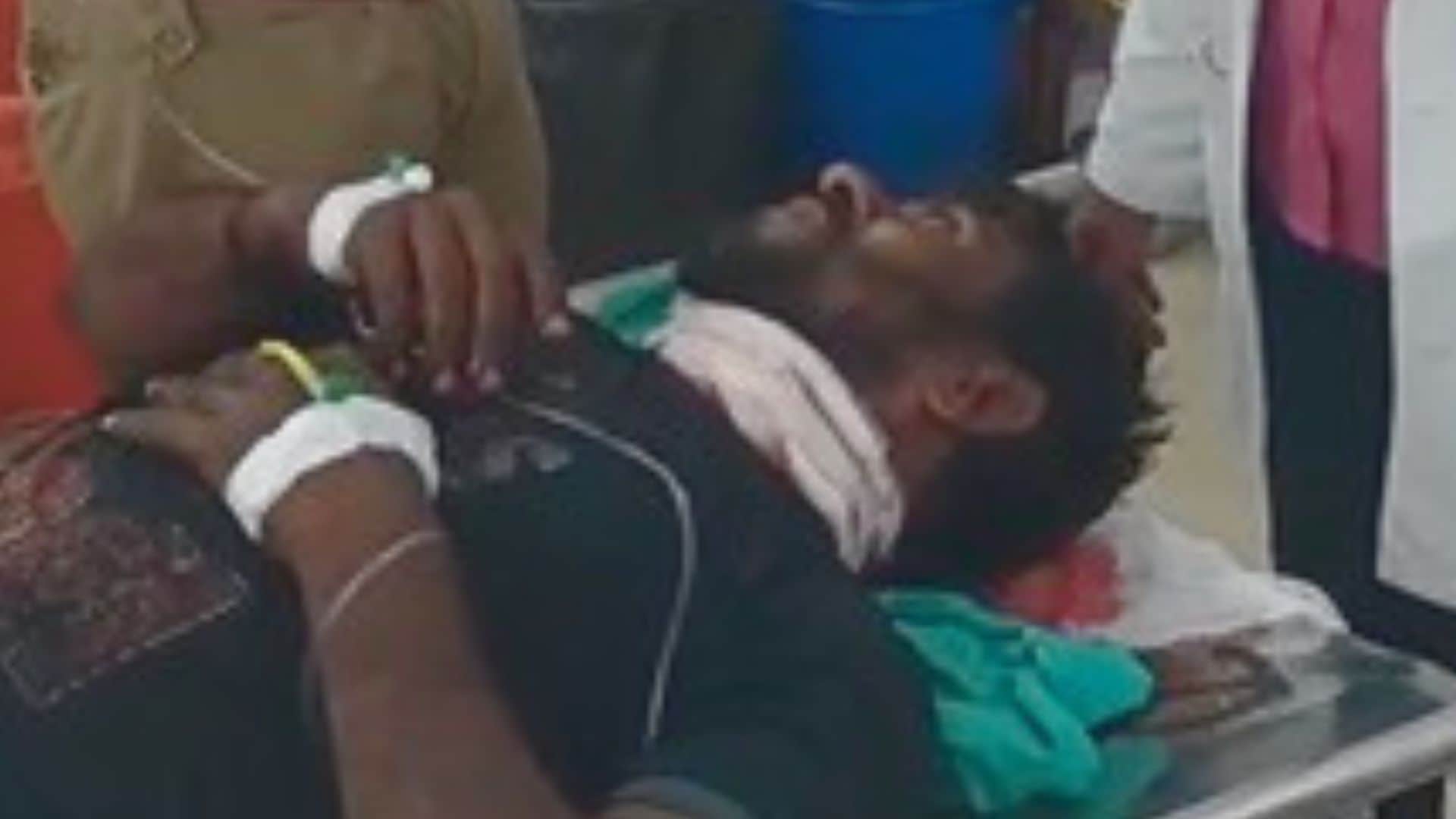 अस्पताल में इलाज के दाैरान रिक्शा चालक।