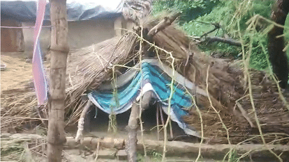 झोपड़ी का छप्पर गिरा।
