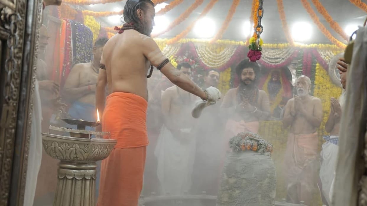 Ujjain Mahakal Temple Devotees Massive Crowd on Last Sawan Somwar for Bhasma Aarti