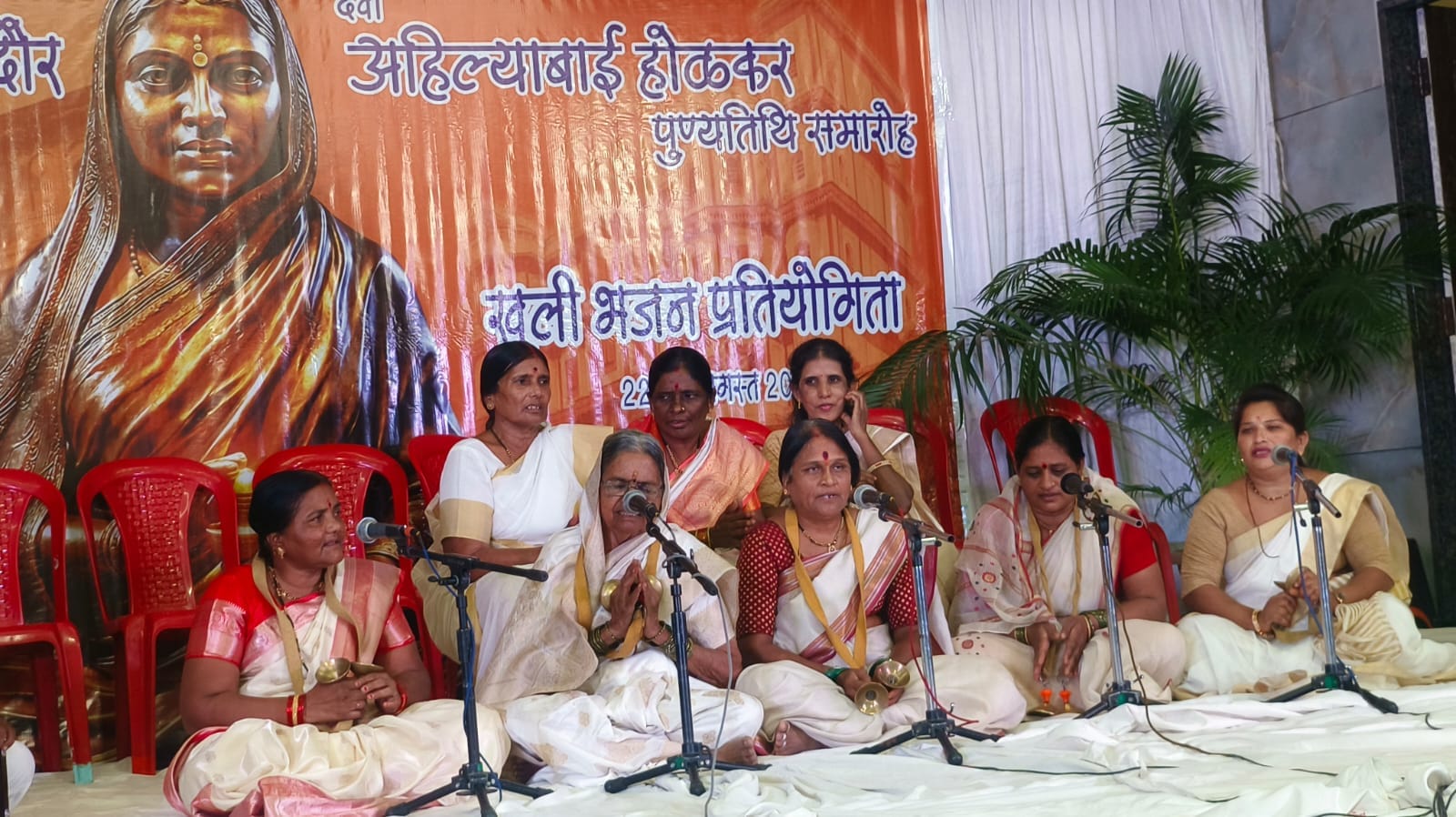 भजनों की प्रस्तुती देते कलाकार