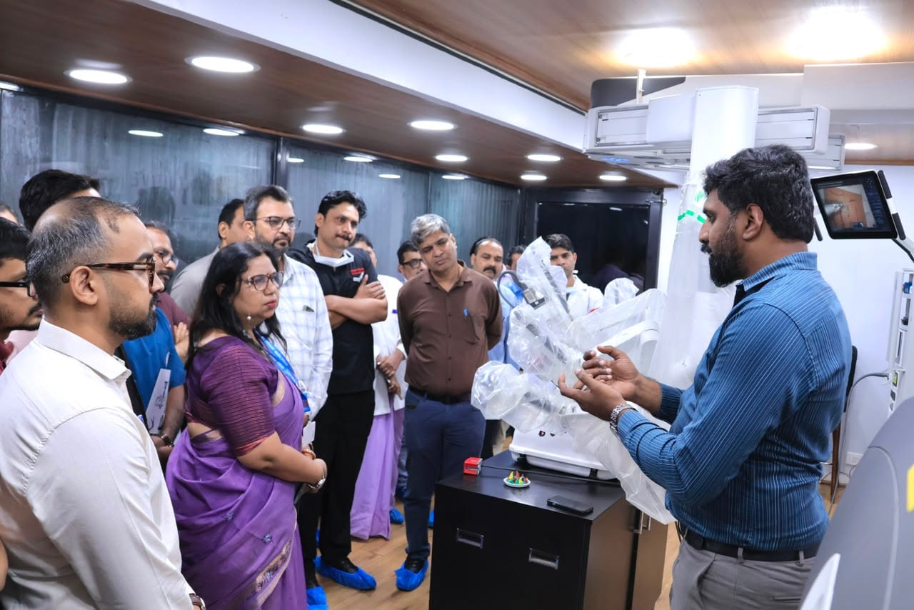 बीएमएचआरसी में रोबोटिक सर्जरी तकनीक को समझते डॉक्टर
