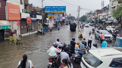 Heavy Rain Brings Traffic to Standstill in Govind Nagar, Waterlogging Traps Commuters