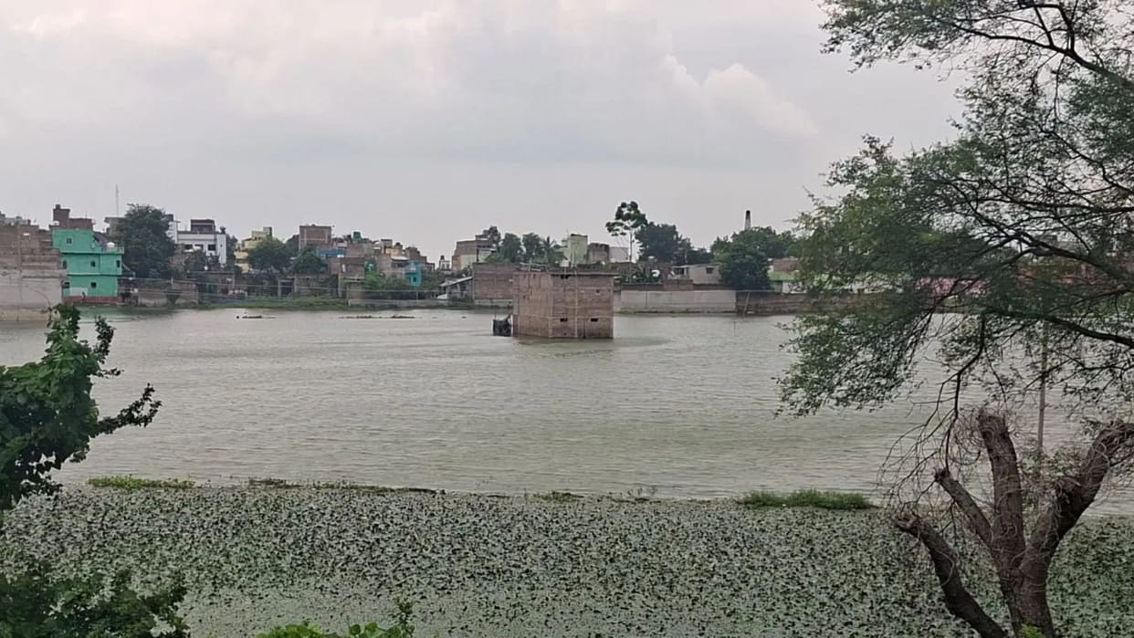 gangа rages in munger as floodwaters enter low-lying villages and homes