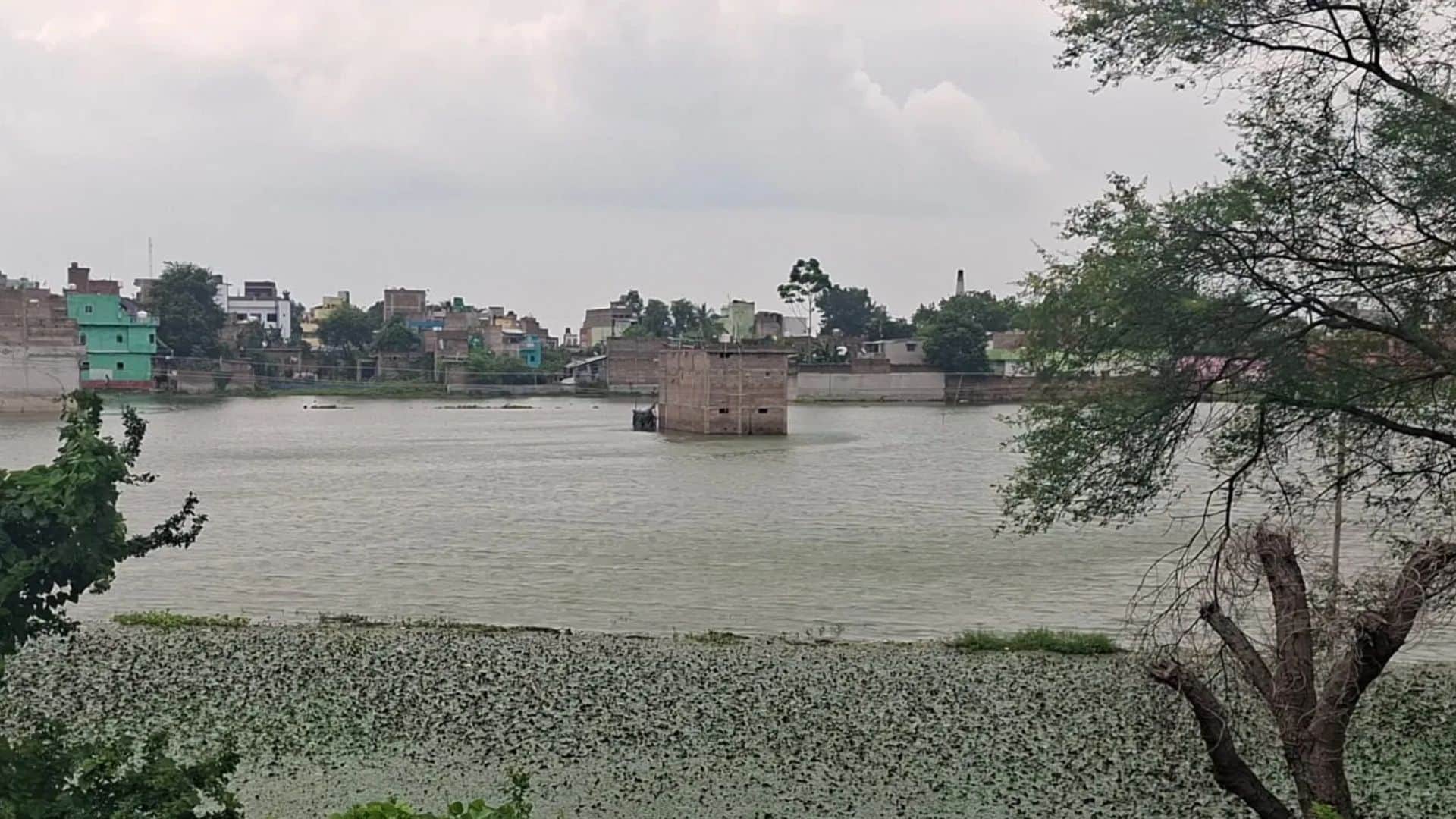 बाढ़ के पानी से घिरा गांव