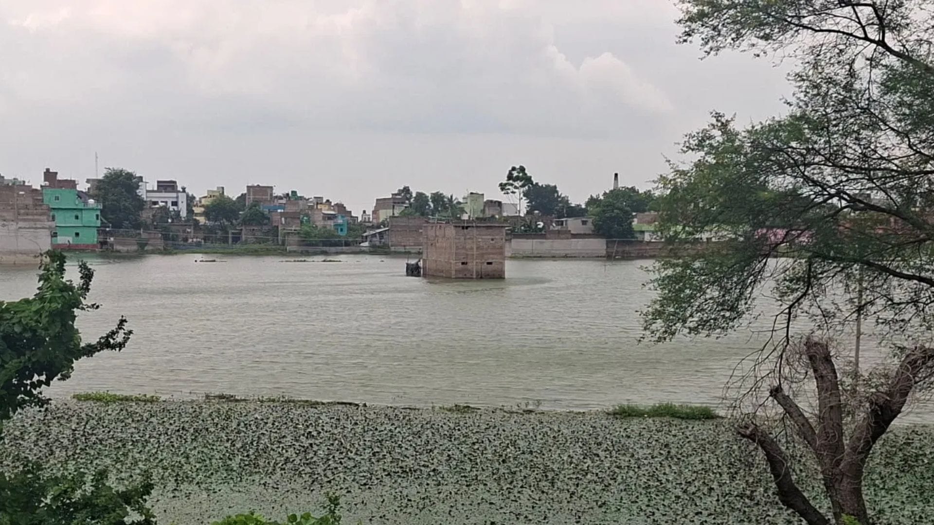 बाढ़ के पानी से घिरा गांव