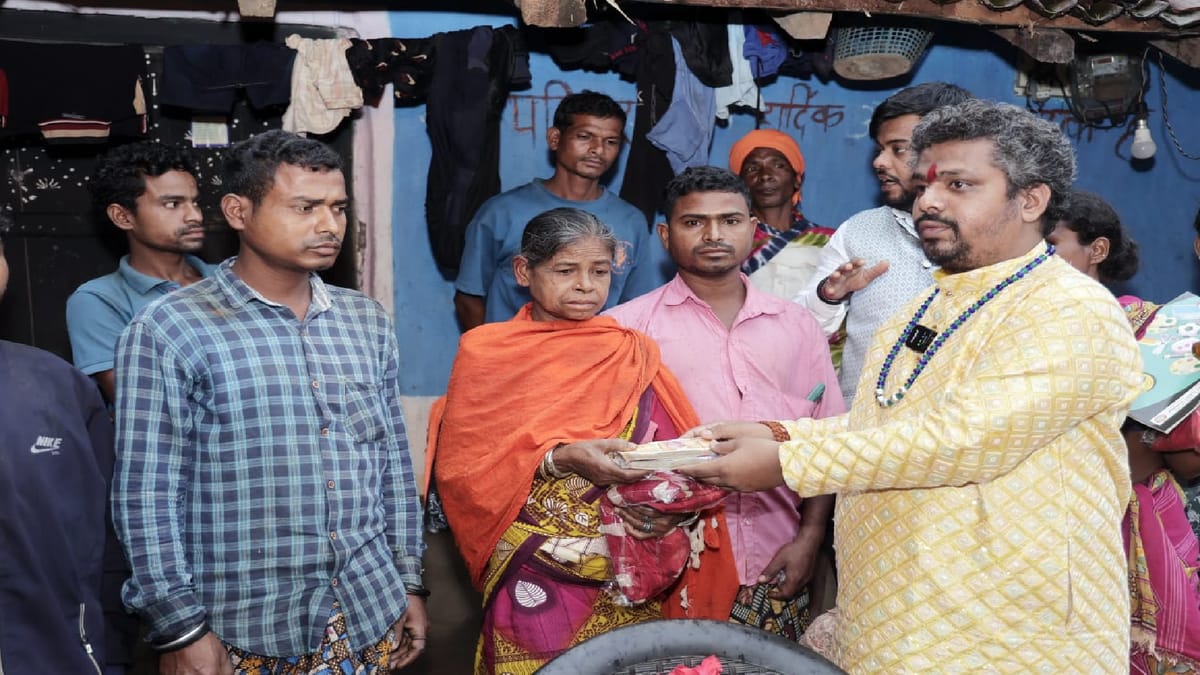 Narayanpur: नक्सल हिंसा के शिकार परिवार से मिले मां मातंगी धाम के पीठाधीश्वर प्रेमसाई महाराज, दी आर्थिक सहायता
