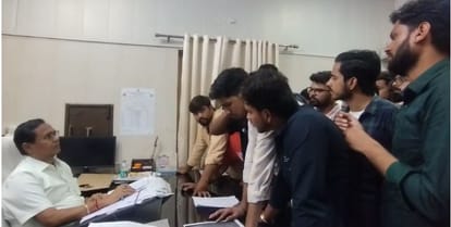 छात्रों का हंगामा