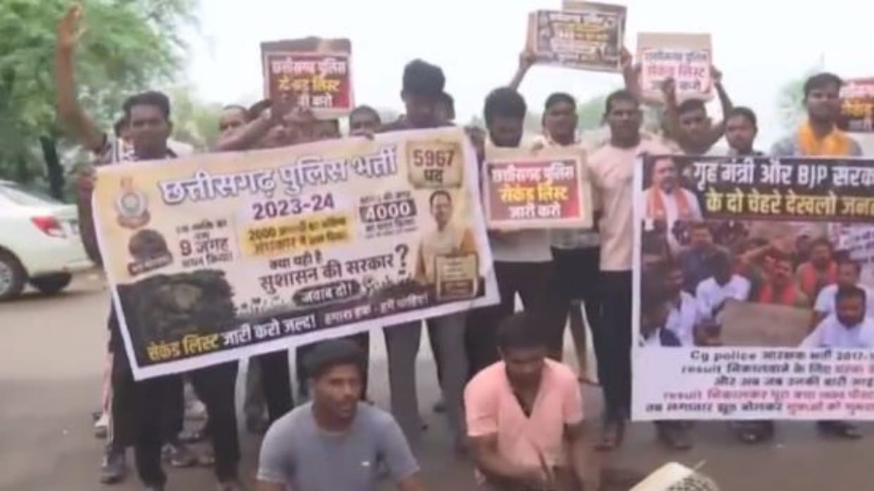 Kawardha: Police Recruitment Aspirants Protest for Vacant Posts, Camp Outside Home Minister’s Residence