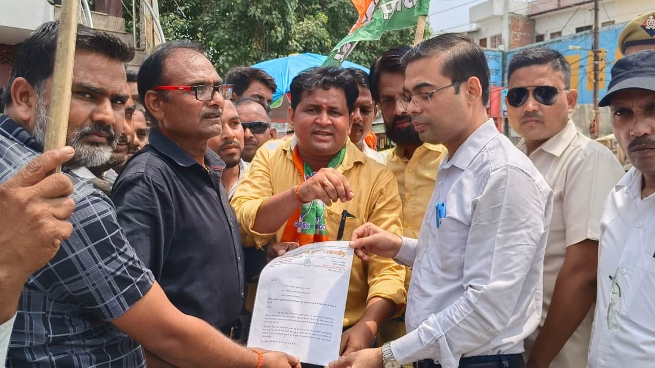 कांग्रेस के कार्यकर्ताओं ने तहसीलदार को सौंपा ज्ञापन